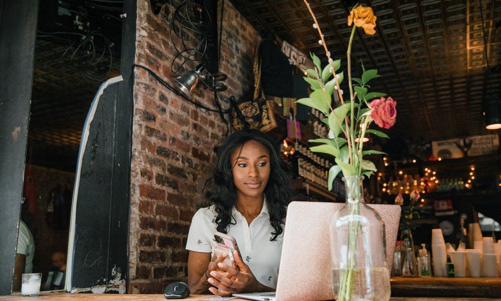 Mujer trabaja en base a la definición y el tipo de inventario de servicio 