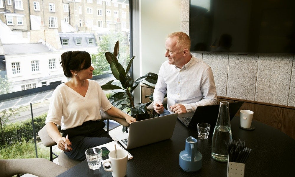 CFO orientando a su equipo