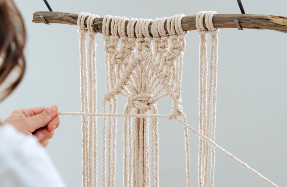 tejiendo macramé