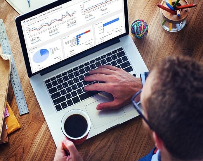 Hombre creando reporte en Data Studio