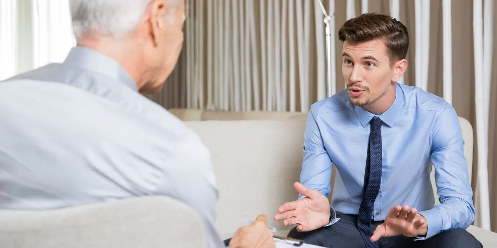 Un hombre conversa con otro