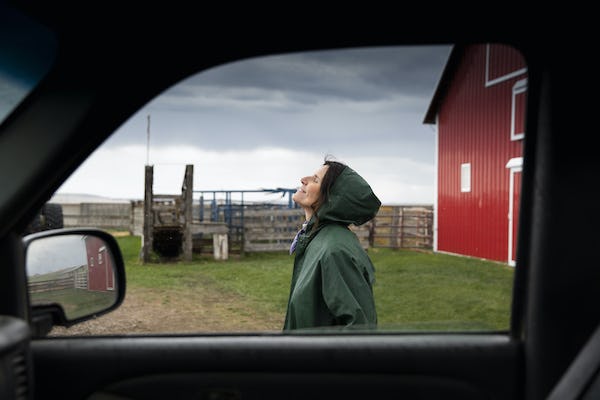 mujer disfrutando el aire libre
