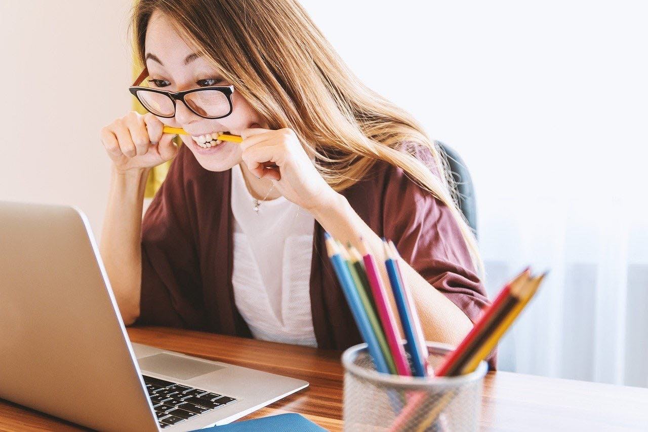 Mujer en la computadora estudiando adverbios de frecuencia