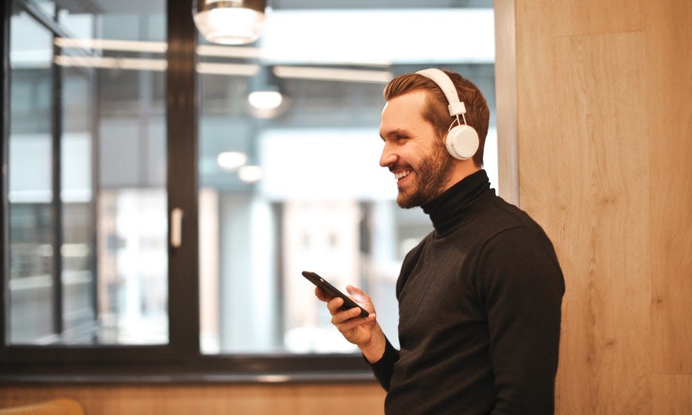 Hombre conoce las ventajas y desventajas del 5G