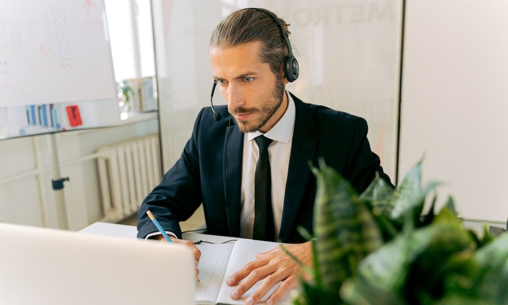 Hombre sigue las recomendaciones para trabajar bien con la Robotic Process Automation.