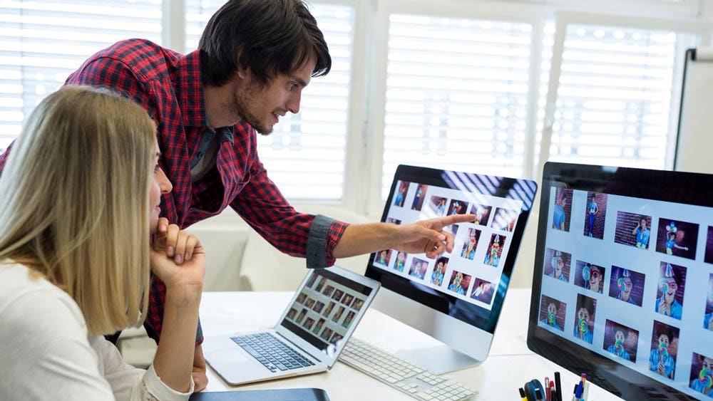 docente enseñando clases de ilustración