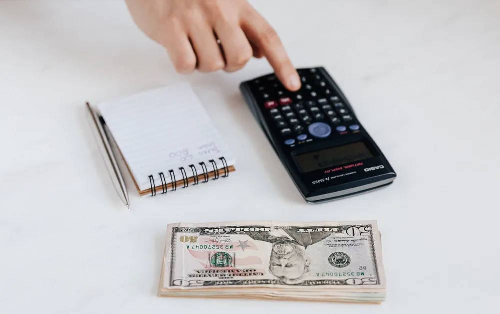 Fotografía de persona delimitando el presupuesto para el tráfico de pago.