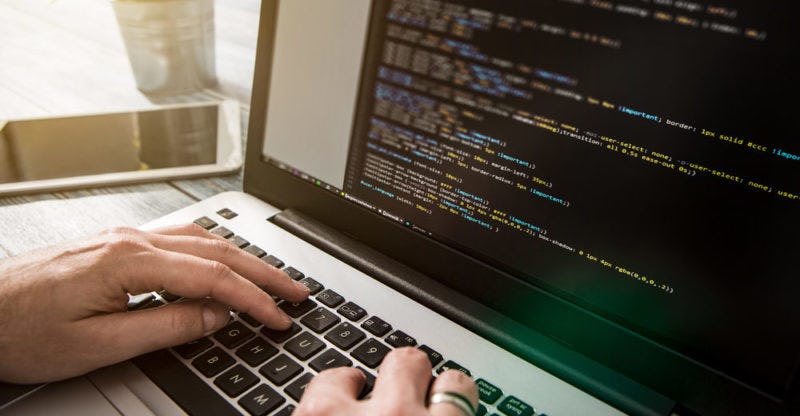 persona programando un software comercial