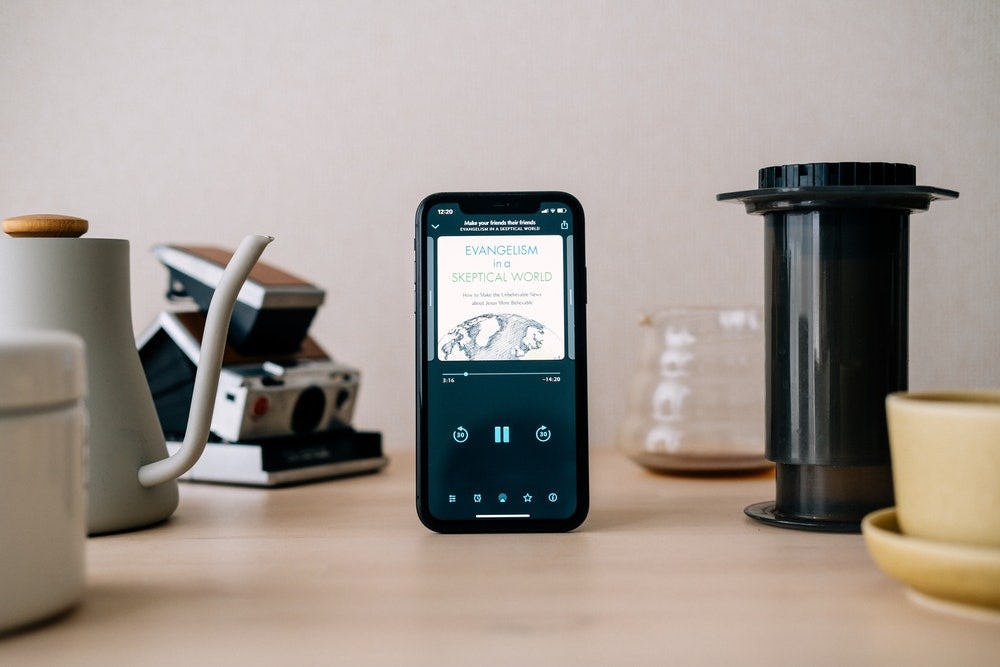 podcast reproduciendose en un telefono celular con spotify