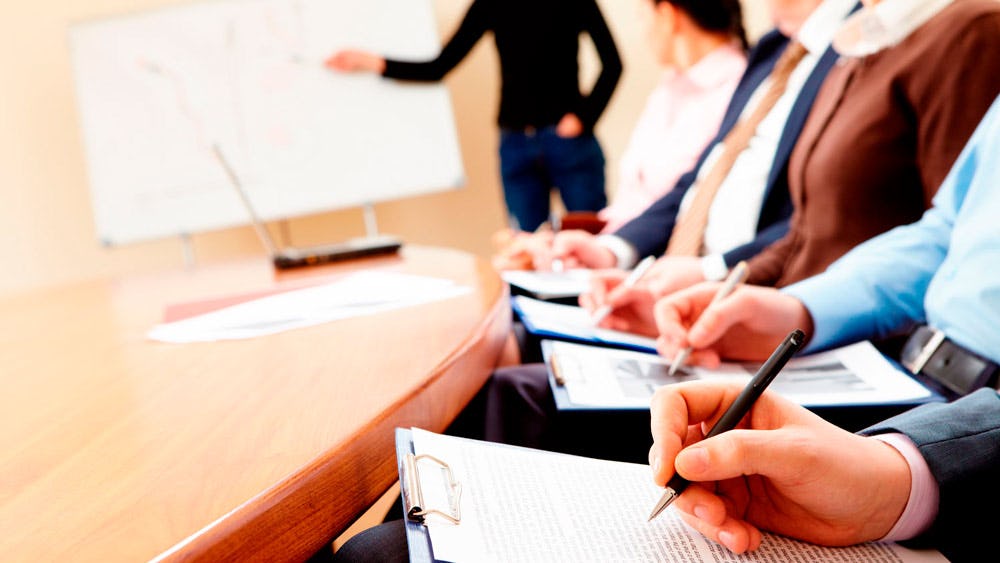 equipo de trabajo aprendiendo sobre la seguridad informática