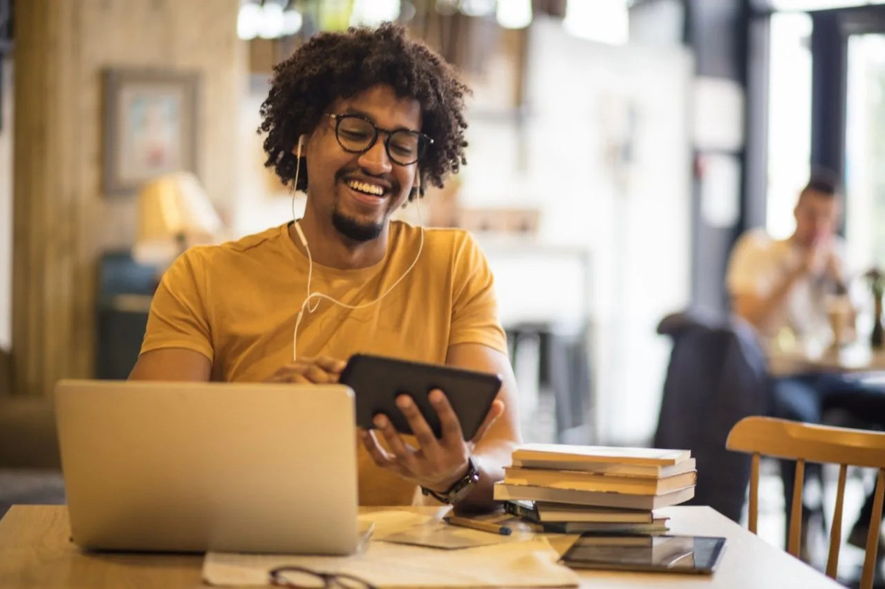 usuario percibe los beneficios de saber qué es la netiqueta