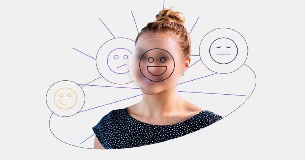 mujer con íconos alrededor