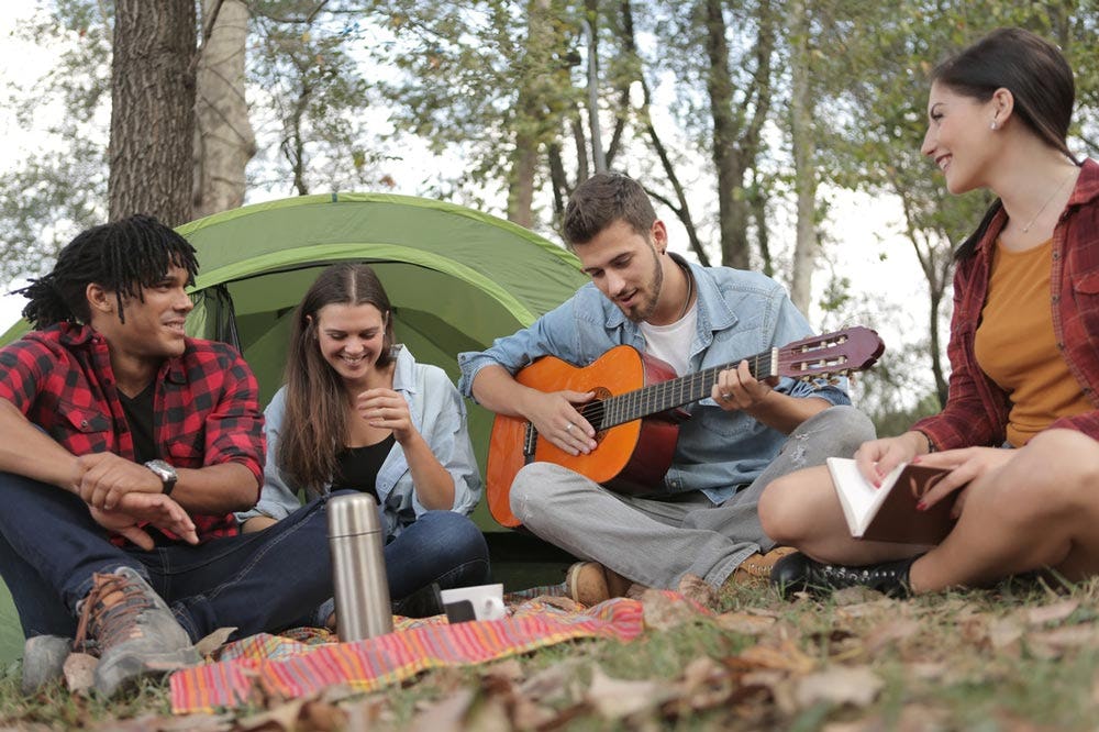amigos cantando en un campamento