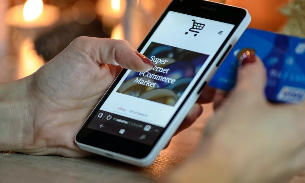 persona comprando online con smartphone