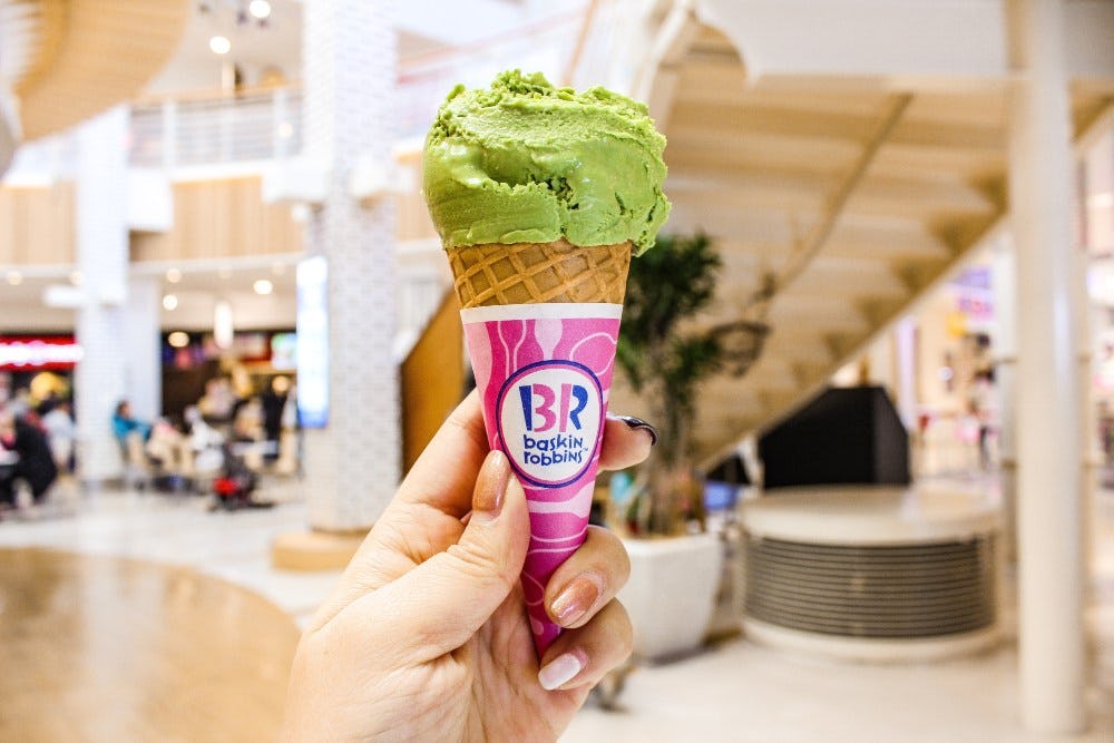 Cono de helado verde con logo de Baskin Robbins