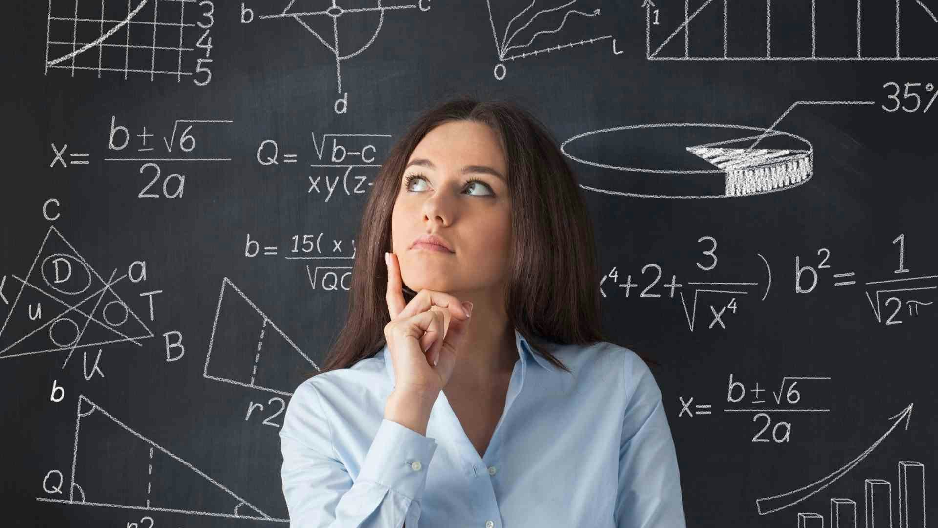 mujer reflexionando con pizarra cálculos matemáticos pensamiento lateral