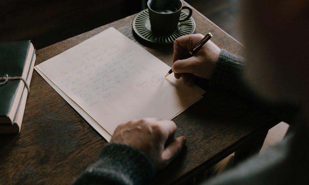 Hombre escribe poemas extensos para no rendirse 