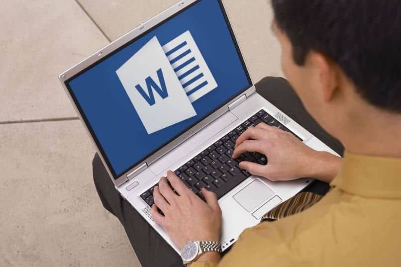 hombre redactando en Word