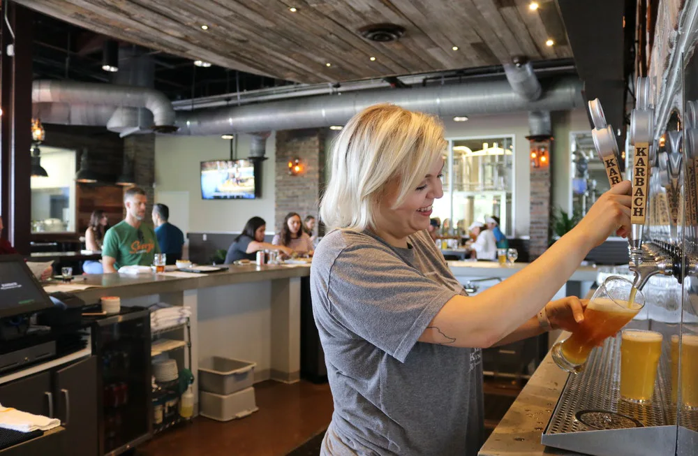 Trabajadora preparando un jugo para sus clientes.