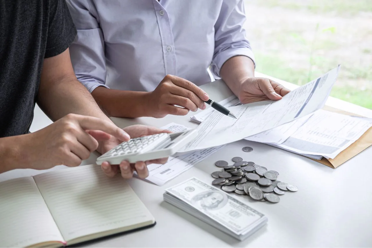 equipo de recursos humanos define las diferencias entre sueldo y salario