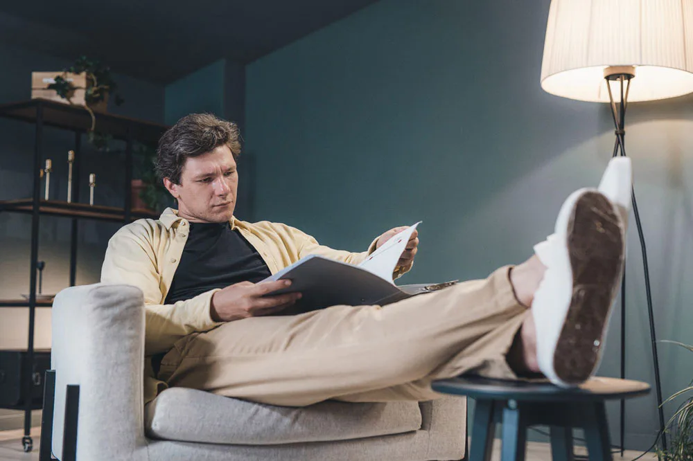 hombre leyendo un libro