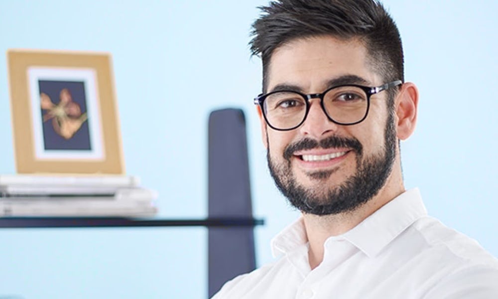 Omar Galicia como profesor de un curso de marketing digital desde cero