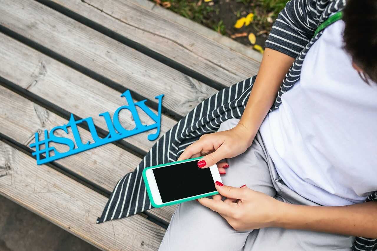 estudiante de inglés estudia el comparativo de inglés con su smartphone