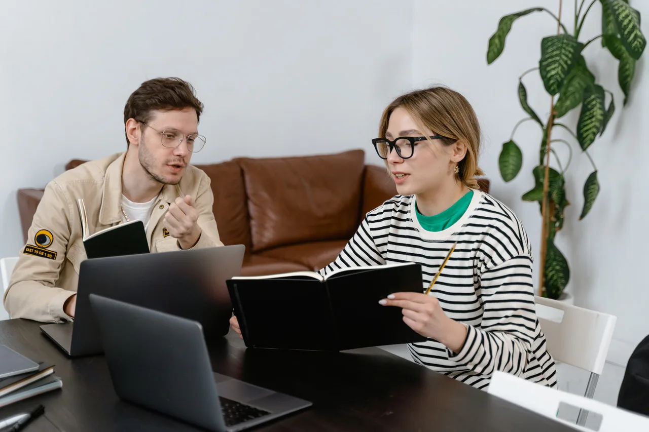 reunión de cofundadores en una mesa de trabajo