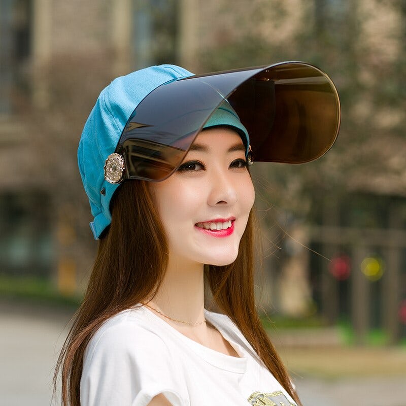 joven coreana con una visera