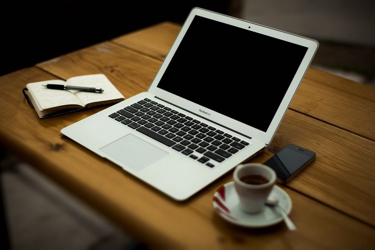 laptop sobre una mesa