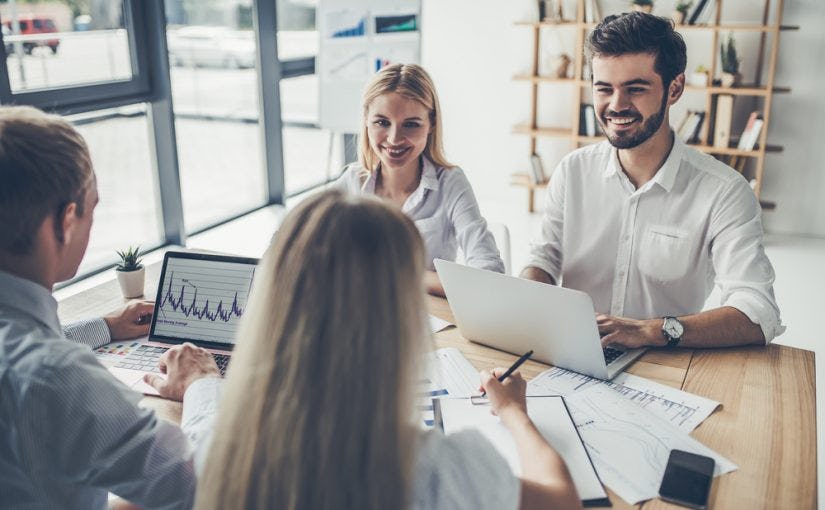 equipo de trabajo viendo los resultados de una encuesta laboral