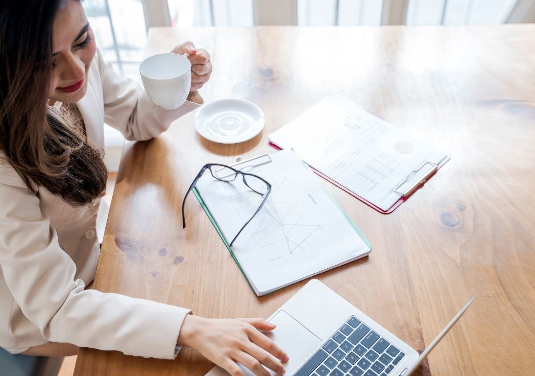 persona llevando un nuevo curso online