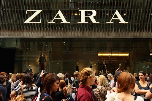 multitud-afuera-de-tienda-Zara