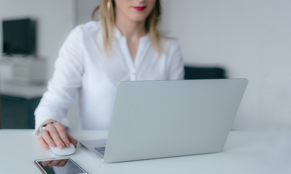 Mujer usa la ventana ampliada como actualización de Adobe