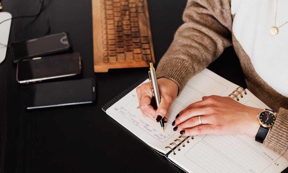 Mujer prueba uno de los métodos de organización de tiempo