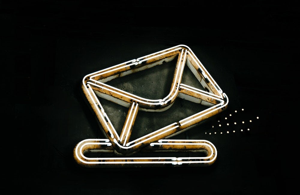 el emoji de envío de un correo de trabajo iluminado