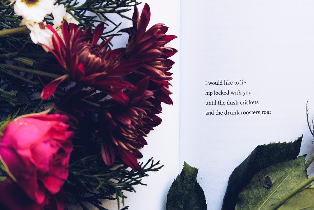 libro abierto con poema y flores