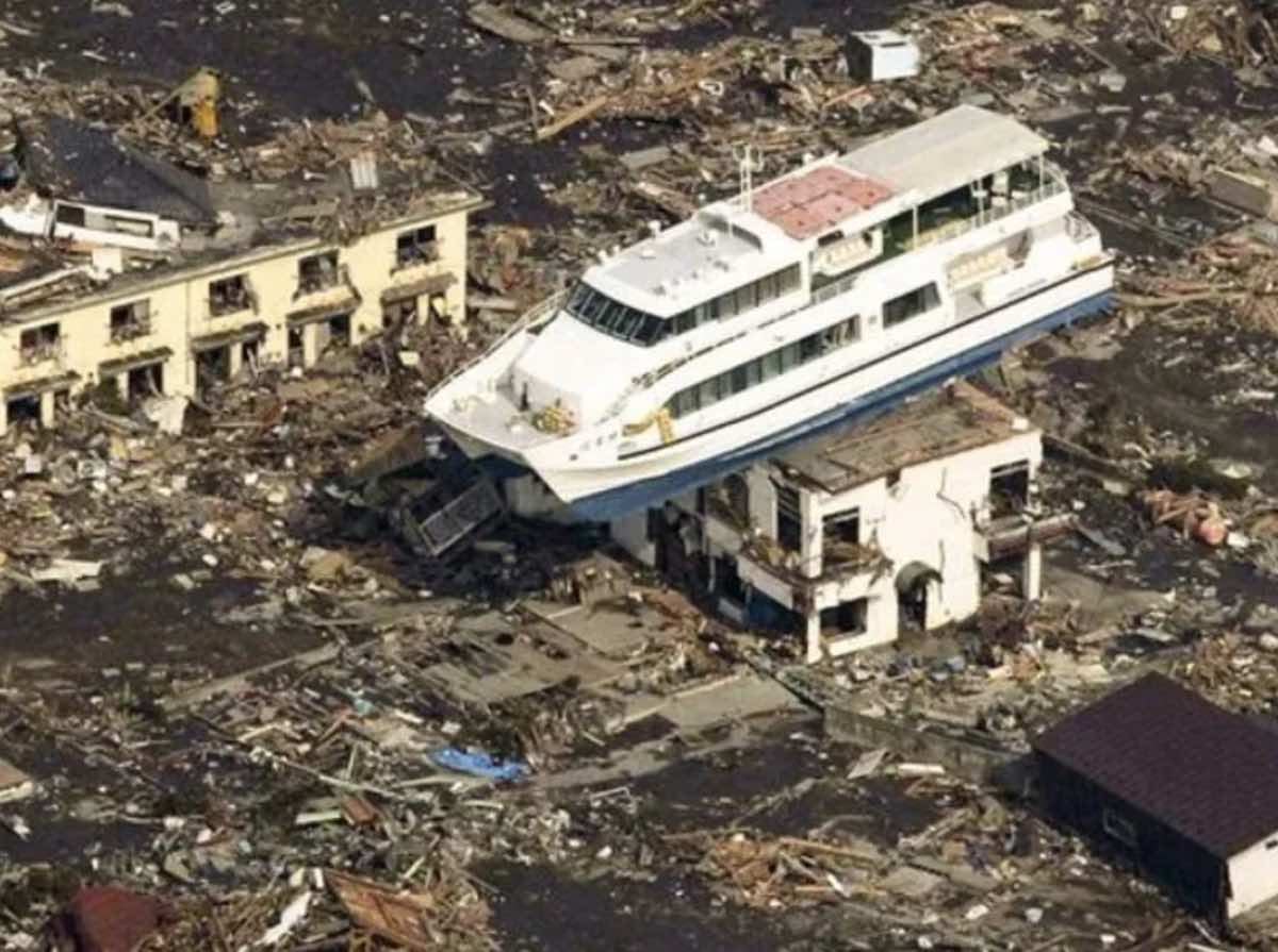 foto histórica del tsunami en japon