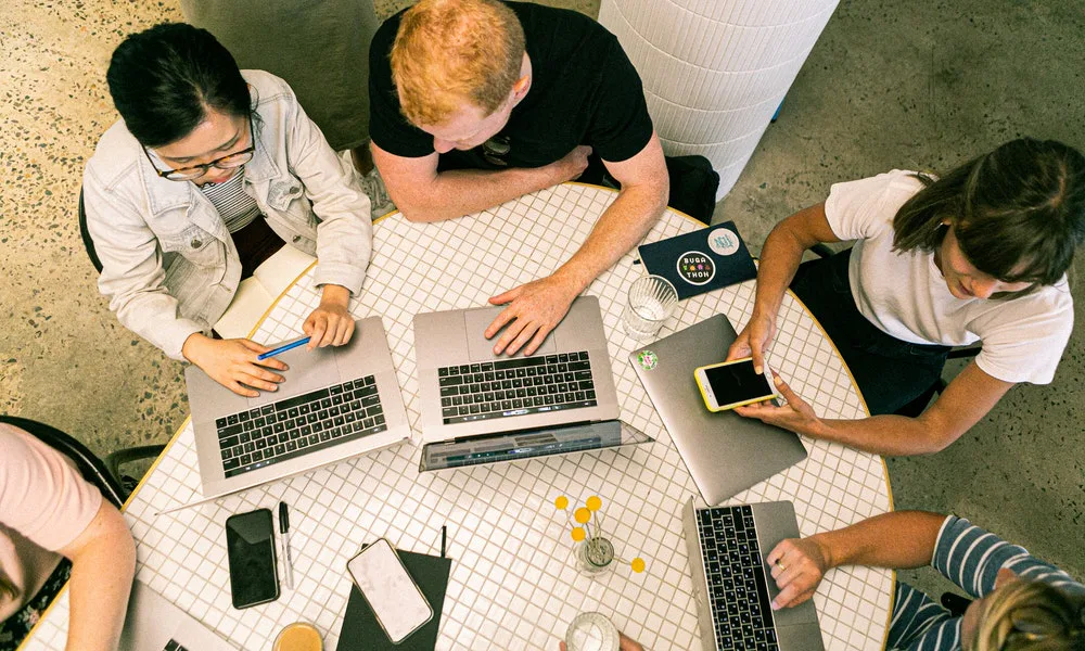 revisando los emails de la empresa