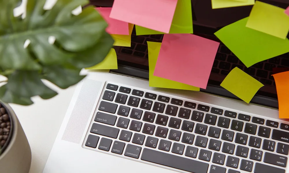 Limitar el uso de post-its dentro de las formas de como organizar un escritorio