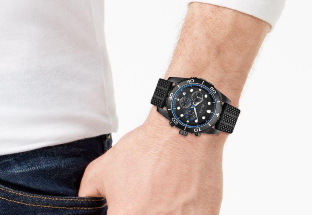 hombre usando un reloj de la marca Bulova