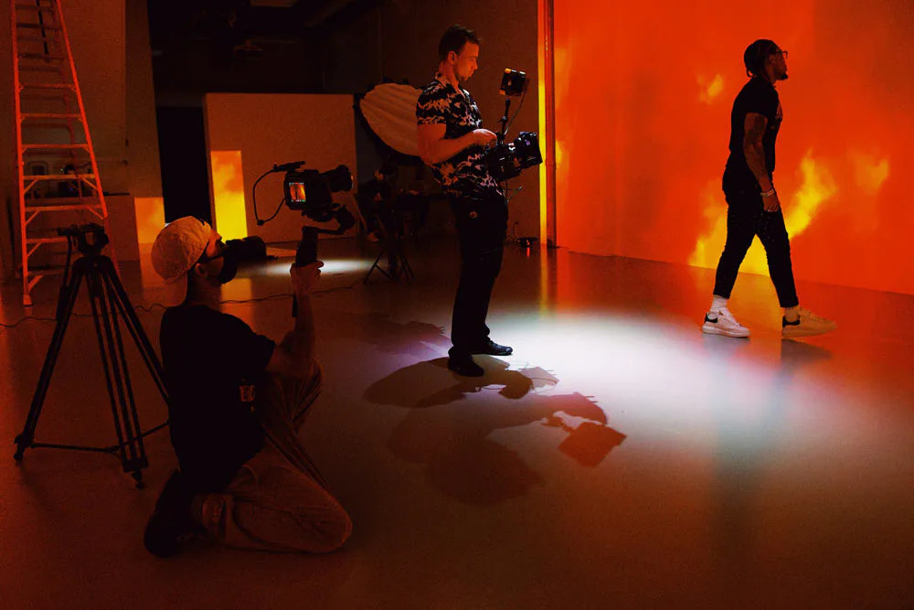 realizadores audiovisuales grabando un videoclip