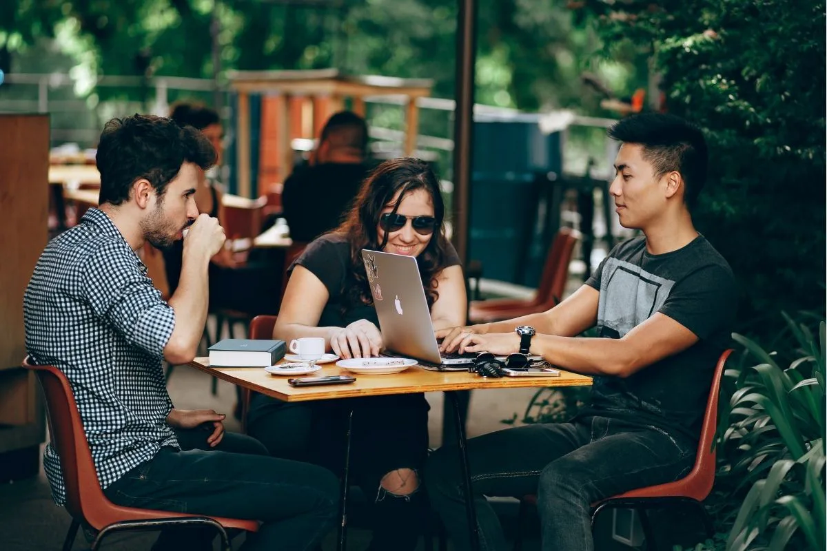 personas en una mesa trabajando