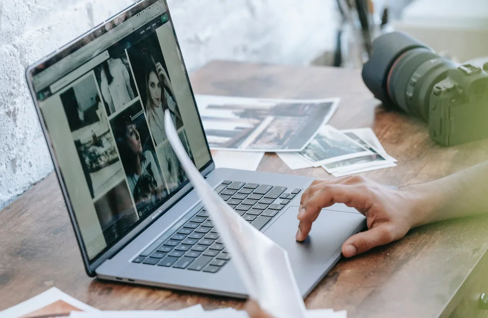 Persona organizando sus fotografías para su carrusel de fotos en Instagram.