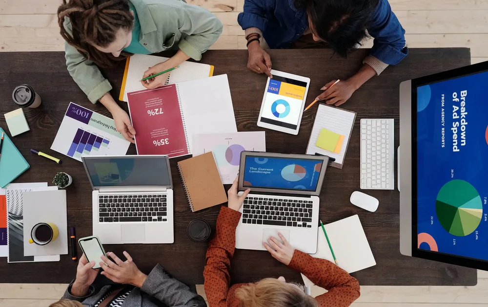 Fotografía de equipo de publicidad para el Blended Marketing.