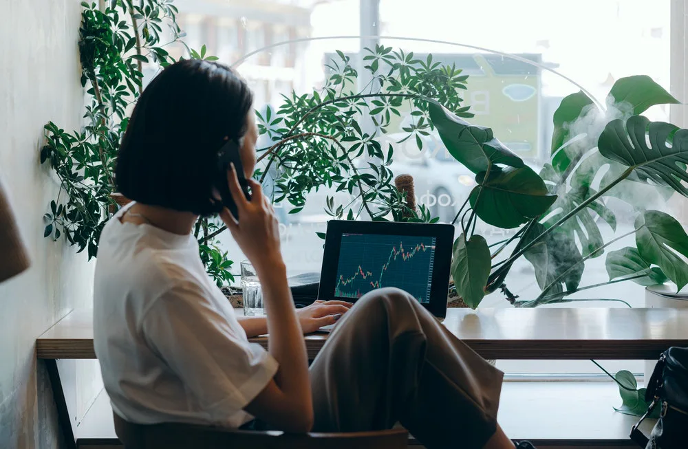 Joven gestionando leads desde su laptop.