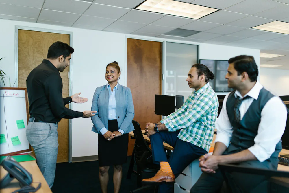 presentador interactuando con su audiencia