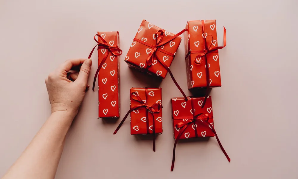 Comerciante prepara regalos de San Valentín 