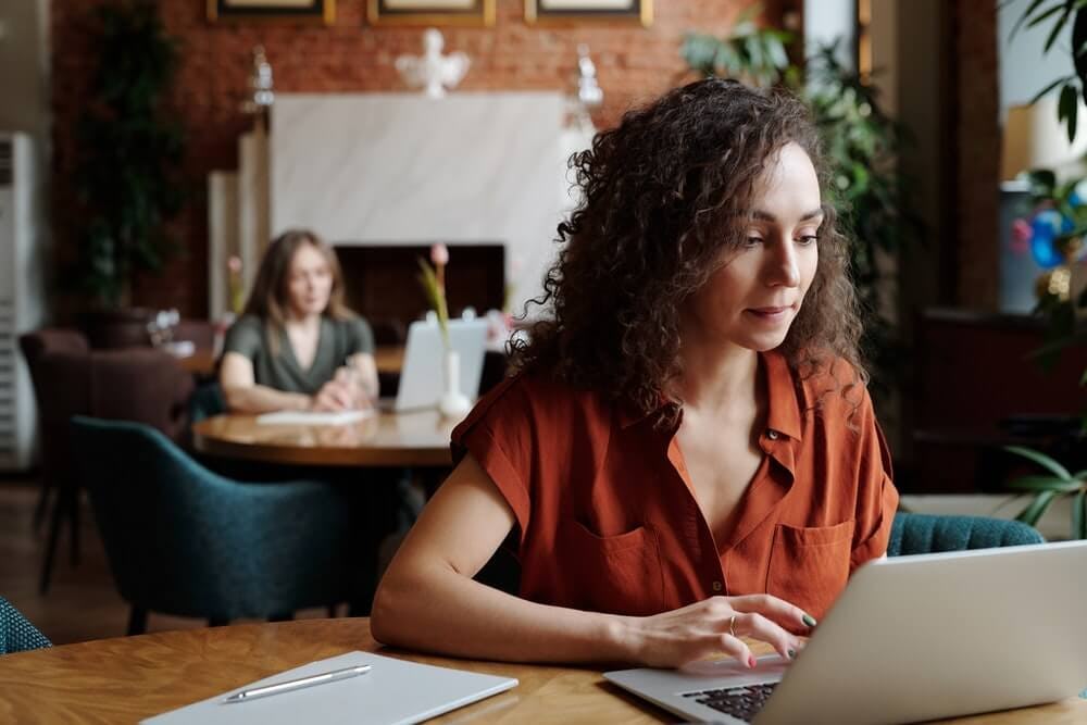 mujer probando Binance y Coinbase
