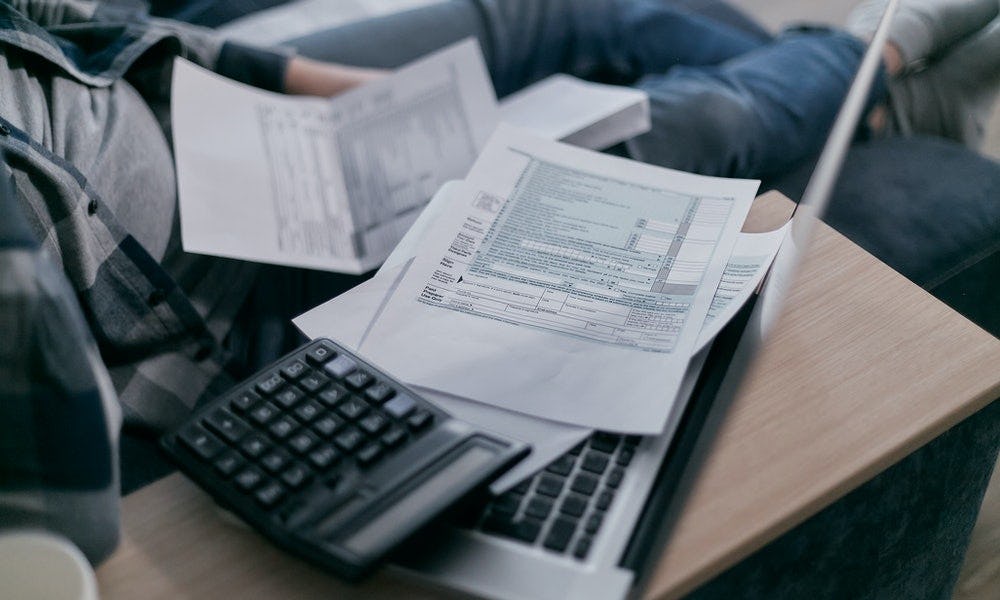 Persona descubre qué es una deuda